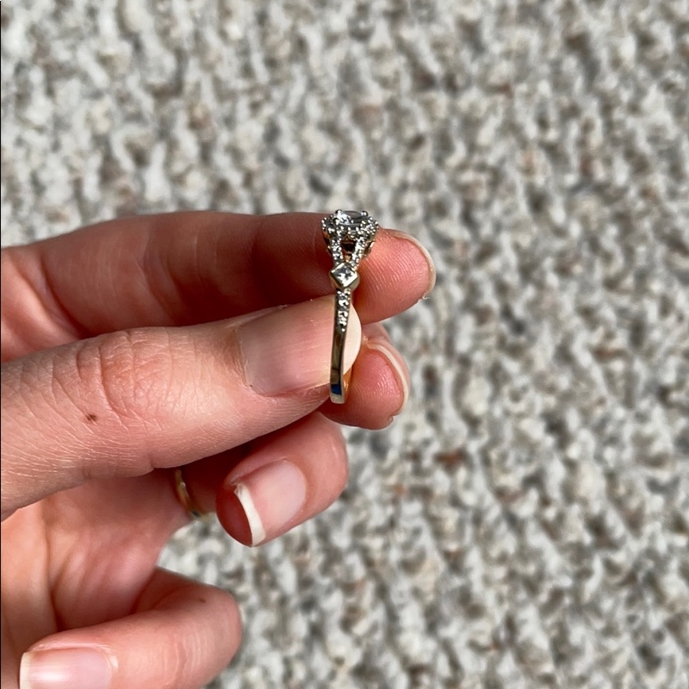 Diamond engagement ring - Picture 8 of 10